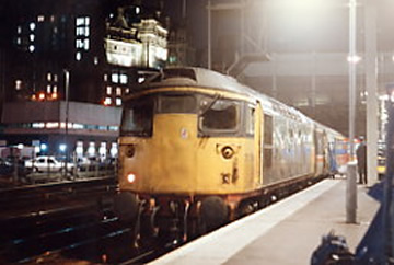 26004 at Edinburgh with the 2216 1B29 portion from Carstairs on 08/08/88. TZ